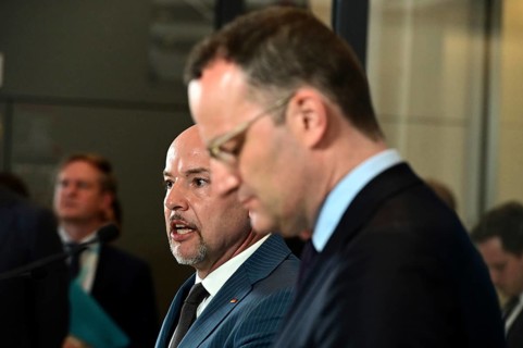 On the right, the chairman of the CDU/CSU parliamentary group, Jens Spahn (CDU), and his deputy