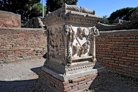 Relief on the sacred altar of Romulus and Remus, Sacello dell' Ara di Romolo e Remo, angel,