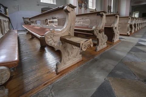 Pull-out emergency seats on the pews, Heilger Pankratius church, BahnstraÃŸe 1, Telfes im Stubai,