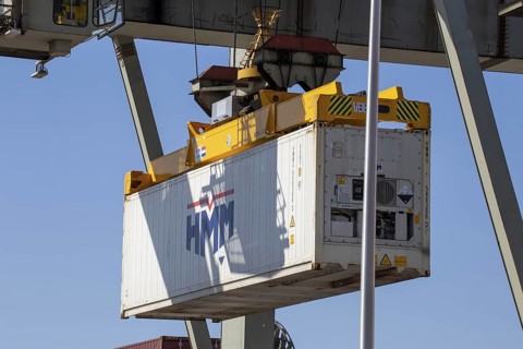 Mannheim: A container from the shipping company HMM (Hyundai Merchant Marine) is loaded in the