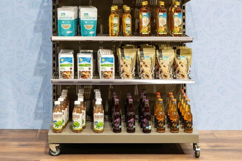Migros sales shelf Hemp nuts, basilicon apple cider vinegar, plait flour, popcorn maize, iced tea,