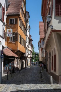 Die Webergasse in der historischen Altstadt von Esslingen mit historischen FachwerkhÃ¤usern,