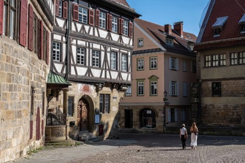 Historische FachwerkhÃ¤user umsÃ¤umen den Georg Christian von Kessler Platz, Sektkellerei Kessler,