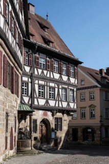 Historische FachwerkhÃ¤user umsÃ¤umen den Georg Christian von Kessler Platz, Sektkellerei Kessler,