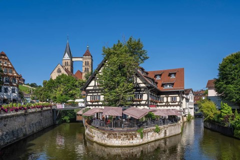 Blick von der St. AgnesbrÃ¼cke auf den RoÃŸneckarkanal, historische FachwerkhÃ¤user mit