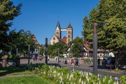 Blick zur St. AgnesbrÃ¼cke auf den RoÃŸneckarkanal, historische FachwerkhÃ¤user mit