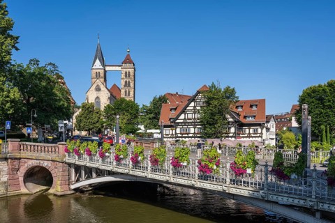 Die 1893 erbaute St. AgnesbrÃ¼cke Ã¼berspannt den RoÃŸneckarkanal, dahinter historische