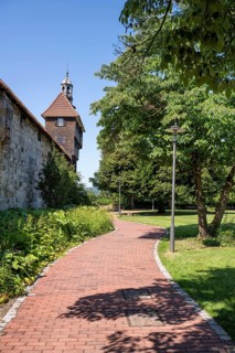 Footpath along the defence wall with the historic Hochwacht, Esslingen Castle, old town of