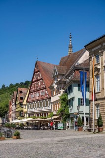 View over the town hall square to the Kielmeyerhaus, historic half-timbered buildings with outdoor