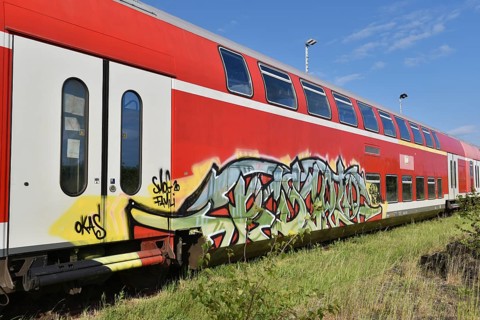 Double-decker carriage, double-decker train, double-decker carriage with graffiti
