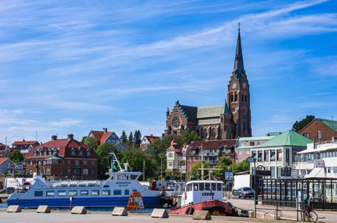 South harbour with house front and church, Lysekil, BohuslÃ¤n, VÃ¤stra Götalands lÃ¤n, Sweden,