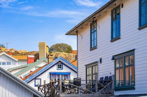 Structures of residential architecture with settlement character in the city centre of Lysekil,