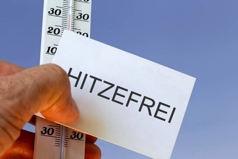 (Photomontage) Heat-free symbol image: Business card labelled HITZEFREI and a thermometer in front