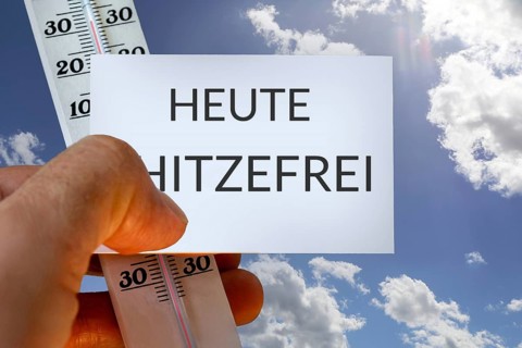 (Photomontage) Heat-free symbol image: Business card with the inscription HEAT-FREE TODAY and a
