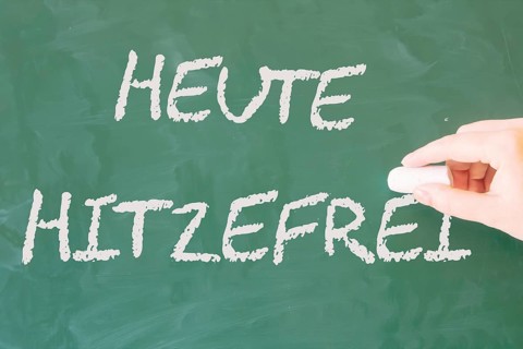 (Photomontage) Heat-free school: blackboard with the inscription HEAT-FREE TODAY