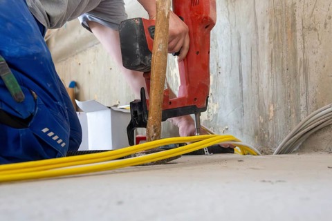 Electrical installation on the building shell: Installer lays cables
