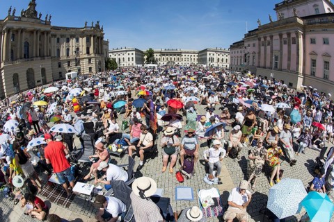Audience at the Staatsoper fÃ¼r alle, a free open-air concert with conductor Christian Thielemann