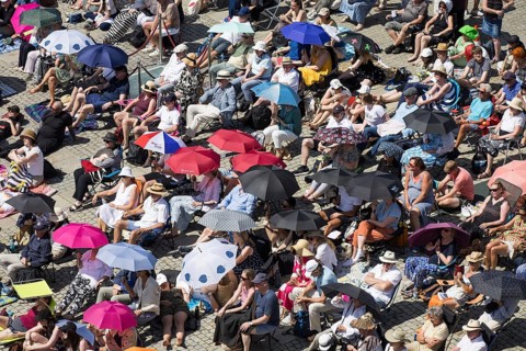 Visitors at the Staatsoper fÃ¼r alle, a free open-air concert with conductor Christian Thielemann