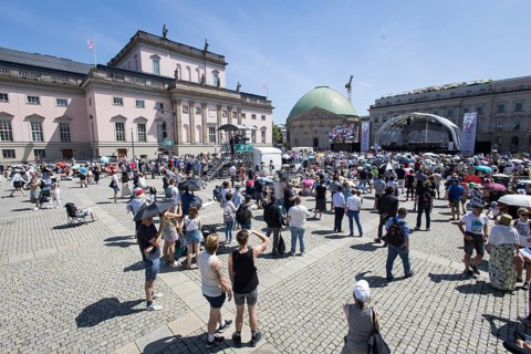 Due to high temperatures, only a few visitors are left after the concert break on Bebelplatz at the