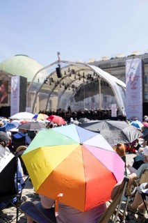 Visitors with colourful parasols at the Staatsoper fÃ¼r alle, a free open-air concert with