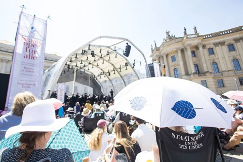 Audience with sun protection at the Staatsoper fÃ¼r alle, a free open-air concert with conductor