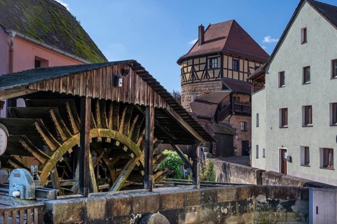 Waterwheel of the historic Schleifmühle, behind the Judenturm, former fortress tower, Höllgasse,