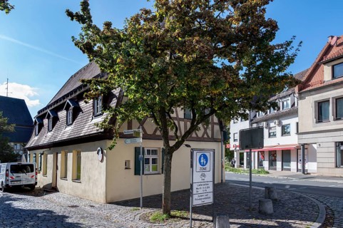 Former customs house and residence of the customs officer, 18th century, Hersbrucker Straße 3, Lauf