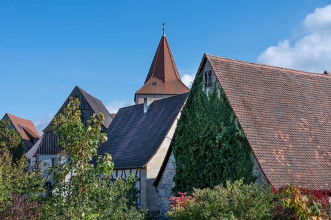 Old town gable with the tower of the Hersbrucker Stadttor, seen from the former city wall, Lauf an