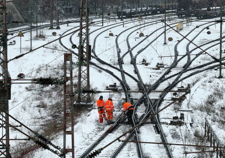 Railway workers in winter, train formation facility in the Vorhalle district, marshalling yard,
