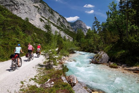 Isar cycle path to the source of the Isar in the Hinterau Valley, cyclists, mountain bikers on the