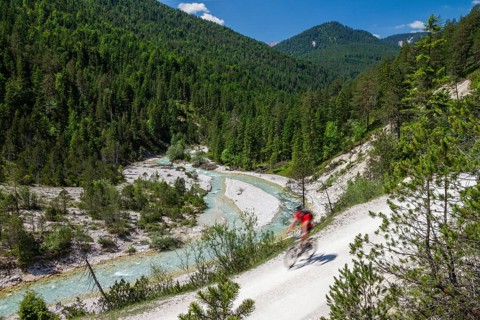 Isar cycle path to Isar origin in Hinterautal, mountain biker on the upper reaches of the Isar,