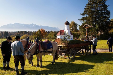 Name day move from St. Johannisrain to Penzberg on 23.10.2011 Horse wagon, church model, men in