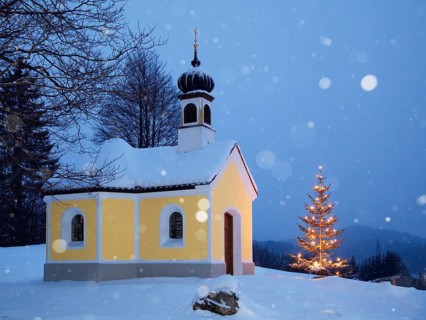 Maria Rast chapel with Christmas tree during snowfall, Christmas, Krün, Upper Bavaria, Germany