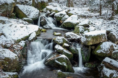 Ilse Falls with snow and moss covered rocks in winter, Heinrich-Heine-Weg, Ilsetal, Harz National
