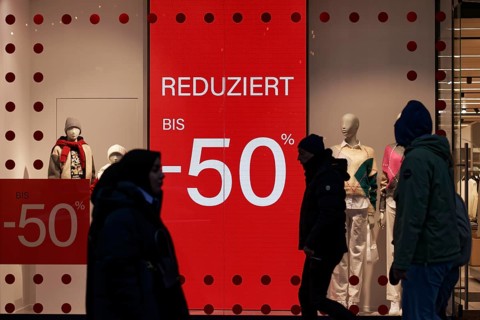 Close-sale shop window of a clothing store, reduced by up to 50 percent, Düsseldorf, North