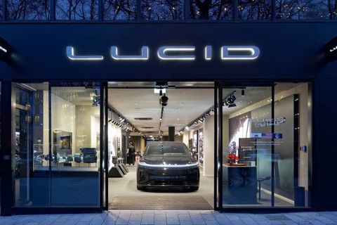 Lucid Studio Düsseldorf, illuminated showroom of the American electric car brand Lucid Motors on