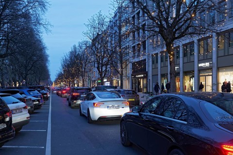 Long car queue on the Kö, shopping traffic at Christmas, twilight, Düsseldorf, North
