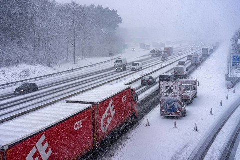 The onset of winter in North Rhine-Westphalia, heavy snowfall, A3 motorway near Hilden, near