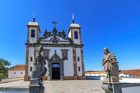 Front view of main church of the Bom Jesus do Matosinhos sanctuary with the prophets by Aleijadinho