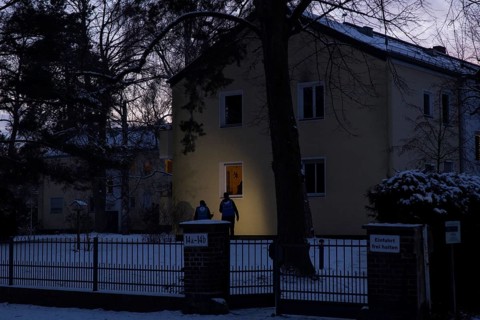 People search for residents who stayed at home despite the cold and offer them help during the