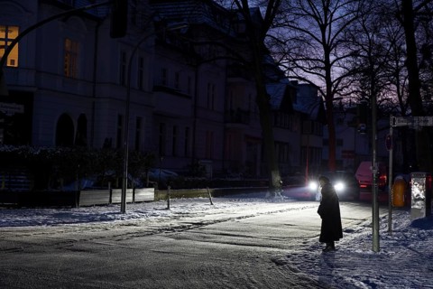 A lady crossing a dark street during a large-scale power outage in the Steglitz-Zehlendorf