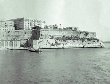 Historic buildings of waterfront and Lower Barrakka Gardens, Grand Harbour, Valletta, Malta, Europe