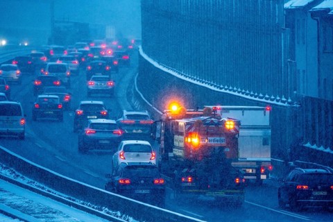 Winter maintenance, spreading vehicle, winter weather, motorway traffic, A40 motorway,