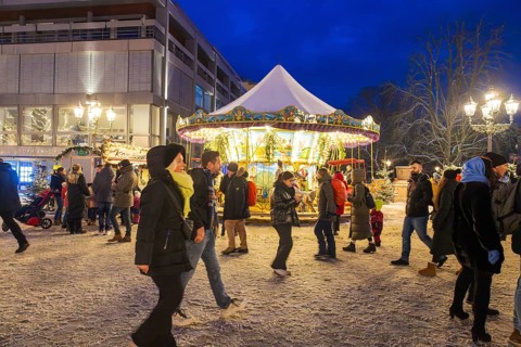 Many visitors to the snowy Christmas market in Baden-Baden