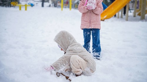 In Gaziantep, Turkey, on December 31, 2025, children and families enjoy winter activities as they