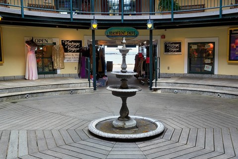 Passage with small shops, central well, passageway to the beach, tourist district, Provincetown,