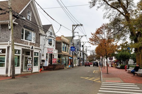 Commercial Street, busy street, numerous shops, art galleries, restaurants, cafes and clubs,