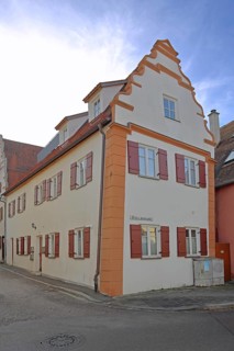 Baroque building with tail gable built 17th century, shutters, Vordere Gerbergasse, Nördlingen,