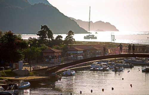 Ponte de Porto bridge over the Porto River at dawn, at the mouth of Porto Marina in the World