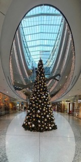 Stilwerk Düsseldorf, interior view, Christmassy decorated elliptical atrium with surrounding